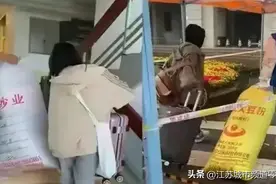 00后大学生“捧红”行李编织袋，小杂货店外卖月销上千单图片