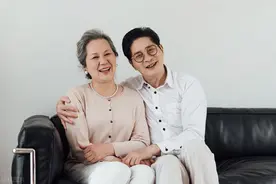 夫妻过了五十岁以后，还会互相亲吻吗？听听这两位女士怎么说图片