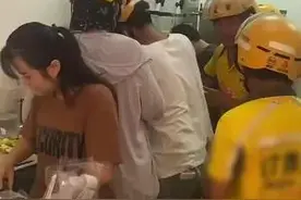 秋天第一杯奶茶忙坏外卖小哥 不仅要送 还要自己上手做 “没想到送个外卖还学会了做奶茶”图片