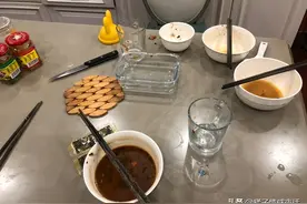 上海夫妻居家隔离，丈夫偷吃独食火上热搜：抱歉，我笑不出来图片