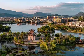 中国宜居的4座城市，冬可避寒夏可避暑，医疗也不错，养老很滋润图片