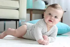 越爬越聪明！要想宝宝学爬快，这6个引导爬行的训练方法要常做图片