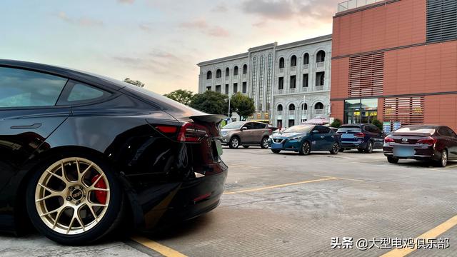 黑色特斯拉model3 | 改装气动避震&金色锻造轮毂