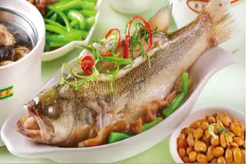 鱼刺卡喉咙，吞米饭喝醋都没用？只用一招，鱼刺自己“跑出来”图片