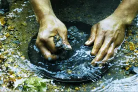 国境线上的诡异往事——1985年，我在新疆阿尔泰山淘金子图片