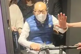 96岁李嘉诚现身看五月天演唱会，有说有笑还打拍子，周凯旋也在场图片