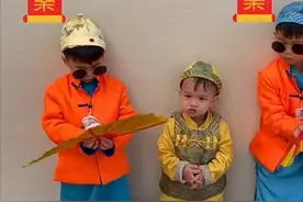 胡杏儿晒三个儿子穿唐装，老三站C位萌态百出，老二身高直追哥哥图片