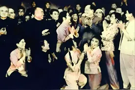 领导人接见豫剧演员：主席、朱老总兴高采烈，李四光也出现了图片