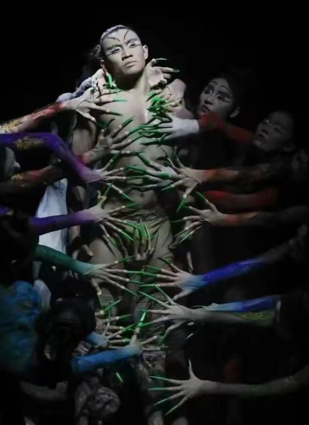 杨丽萍新舞蹈“一丝不挂”，被摸下体表情陶醉，金星的质疑是对的