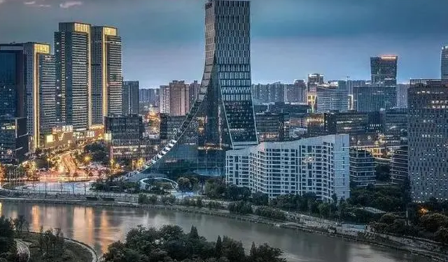 成都2100万常住人口，房价会不会垮？最近两年在成都买房划算吗？