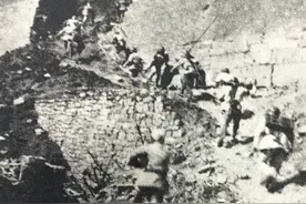 美国记者镜头霞霞的淮海战役国军：士兵看军官吃肉，女兵蹲地抽烟图片