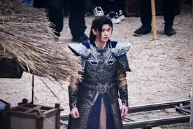 任嘉伦新剧路透图曝光 戎装骑马造型俊朗英勇神武图片