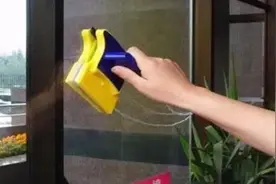 玻璃别用纸擦，教你一新法子，省劲不累又干净图片