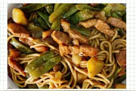 米饭吃腻了？不如煮一锅豆角焖面，荤素搭配又鲜香，家人很爱吃图片