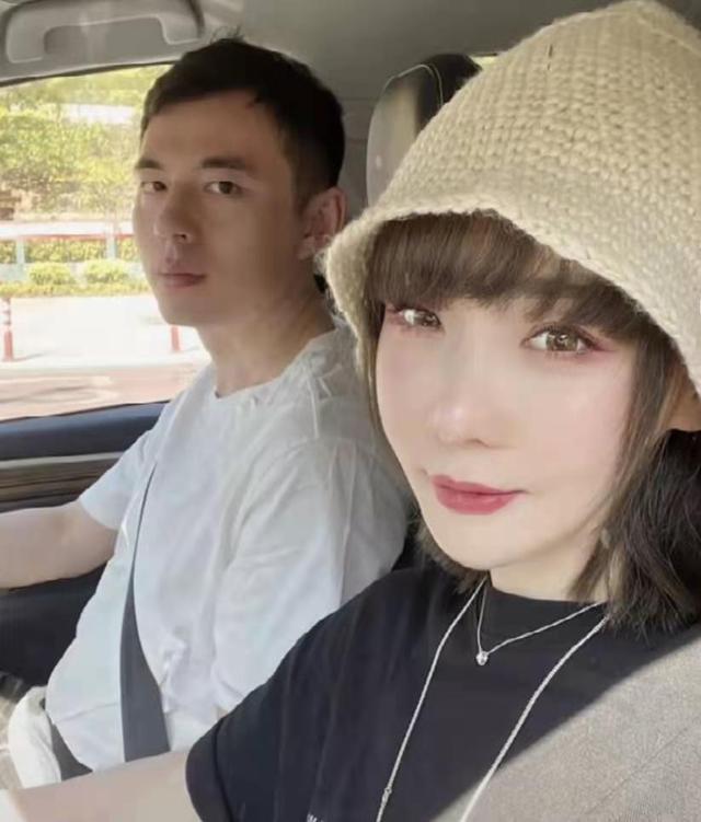 31岁前妻19岁生女,如今女儿11岁两人同框像姐妹(高晓松历任妻子照片)