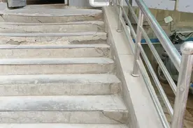 回家厅门有点矮，石家庄高个儿业主总是碰头！物业回应：正在走申报流程图片