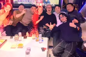 《人世间》主演KTV狂欢！萨日娜满头白发张嘴笑，雷佳音头围抢镜图片