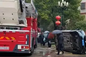 “凭啥把我的车推翻？”消防车不能进入，将挡路车推翻，车主报警图片