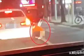 广东一女子当街大便，而且还是蹲在路中间……图片