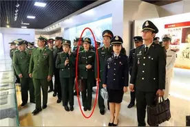 越南军队变军火商，女军官背LV包炫富，坍塌式腐败成世界之首图片