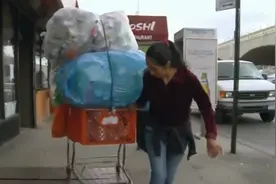 中国大妈在美国捡瓶子，生活穷困潦倒，为何不选择回国？图片