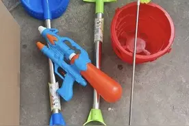 游商浮贩收了押金就“失踪” 游客无奈花百元买下沙滩玩具图片