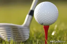 ball 是“球”的意思，英语 on the ball真的是“在球上”吗？图片