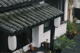 90后小哥继承500m²杂物间，阴森又迷惑，网友却说：太治愈了图片