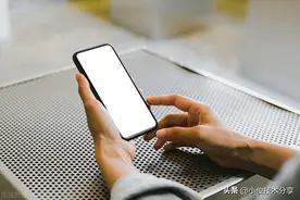 手机打开这个设置，来电话时就能自动报出对方名字和号码，很实用图片