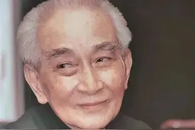 1979年蒋经国拜访南怀瑾，想进屋谈，没想到南以陋室狭窄为由拒绝图片