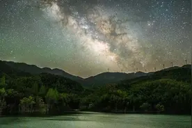 在信阳，总有人忙里偷闲，爬一座山静待满天繁星图片