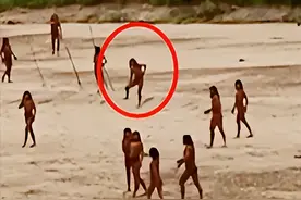 亚马逊原始部落罕露面！海滩光腚手持“武器”，当地土著组织回应图片