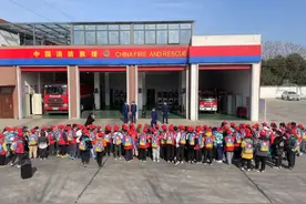 小小萌娃探索“火焰蓝”之旅图片
