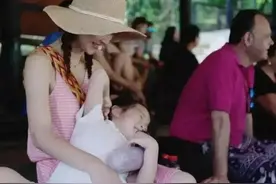 童蕾都42了少女感还这么足，粉色条纹裙好显白，梳麻花辫也不违和图片