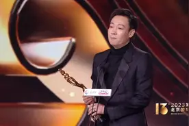 北影节闭幕这一夜，辛柏青首封影帝，张颂文台下为经纪人泪目！图片