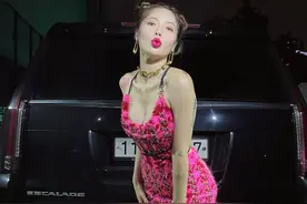 泫雅穿吊带粉裙秀丰满事业线，配黑丝网袜太性感，脖颈处锁骨抢镜图片