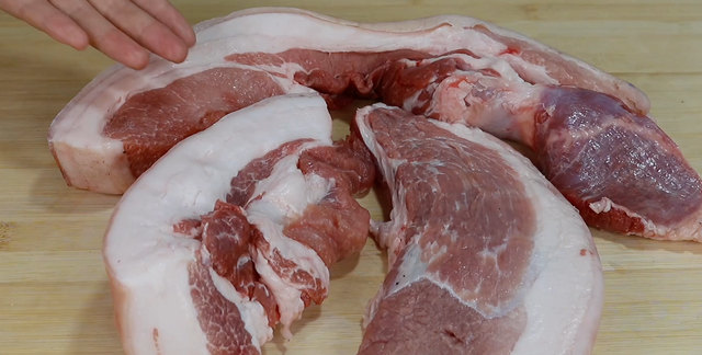 同样是猪肉，颜色深浅区别很大，搞清楚了不再吃亏，很实用