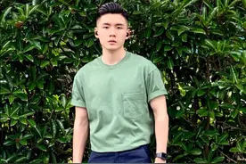 男人穿衣“塞裤腰”太土？只要学会3个搭配法则，优雅时髦又显高图片