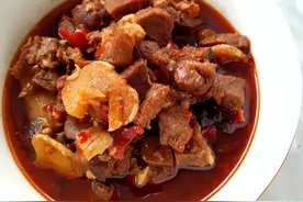 炖牛肉时，万不可先焯水，大厨教您一招，牛肉软烂又入味，不腥也不柴图片