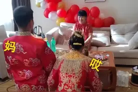 黑龙江一婚礼现场新郎改口喊妈，新娘一句笑翻全场，新郎反应亮了图片