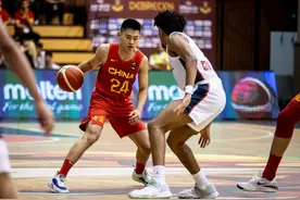 中国队被针对？1分钟4犯规，输西班牙吹罚引争议，FIBA紧急删录像图片