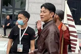 刘德华在哈尔滨拍戏细节曝光：竟用两个替身，深夜在街头烧香拜神图片