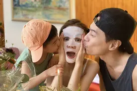 Ella敷着面膜庆生，被老公儿子夹击吻，41岁却逆生长越来越年轻图片