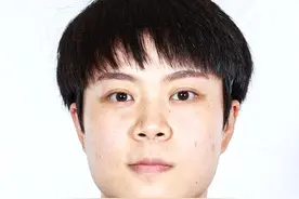 汗水铸风采，回首尽英姿，邱思玥告别赛场，为老将喝彩图片