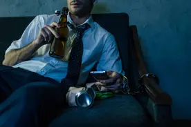 烟瘾、酒瘾、色瘾，哪个更伤身？想要长寿，我们应该先戒哪种？图片