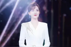 安徽台余声晒国剧盛典美照，端庄大气秀蛮腰，与周群倪萍同台主持图片