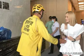 七夕当天，外卖平台送花订单猛增，网友调侃：没人送饭，单身狗要饿肚子了图片