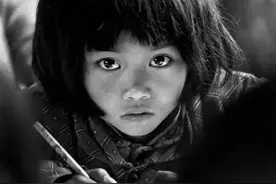 女儿考上二本，但家里债台高筑，没有钱供孩子读书，要不要放弃？图片