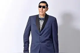 2.36米巨人鲍喜顺，未听医生建议，57岁生下儿子，如今怎样图片