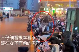 男子深夜跪在女子面前，无视路人干出荒唐事，女子静站任由其折腾图片